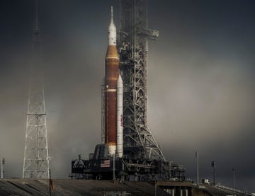 Terwijl de mist boven het Lanceerplatform 39B op het Kennedy Space Center van NASA optrekt staat de SLSraket Space Launch System voor de Artemis Imissie klaar voor een lange reeks tests