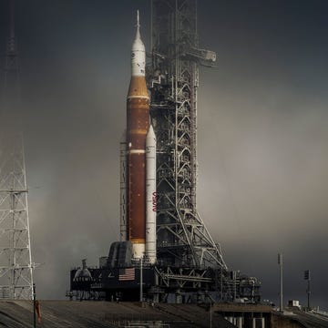https://i.natgeofe.com/n/3820a86c-a892-442d-bac5-eb2425c18ce6/MM9498_220318_1899.jpg Terwijl de mist boven het Lanceerplatform 39B op het Kennedy Space Center van NASA optrekt staat de SLSraket Space Launch System voor de Artemis Imissie klaar voor een lange reeks tests