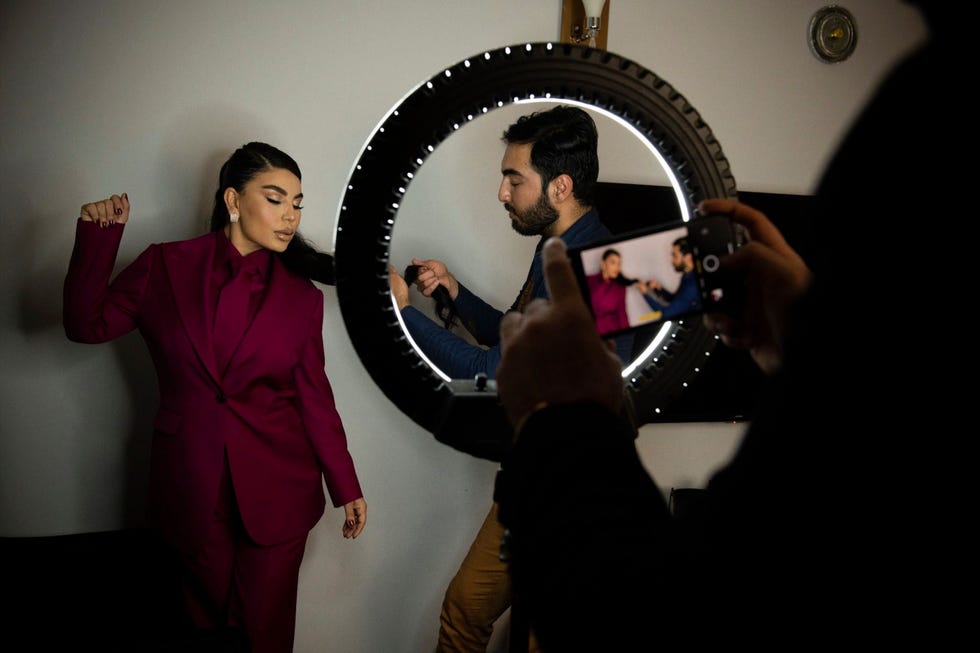 De persoonlijke visagist van zangeresAryanaSaeedbrengt op 18 februari 2021 voor de opname van een uitzending van de op tv uitgezonden talentenshow AfghanStar haar haar in model terwijl haar verloofdeHasibSayedfotos neemt voor haar sociale media Vanwege bedreigingen moesten zij en andere deelnemers onderduiken tijdens de productie Op 17 augustus vluchttenSaeedenSayeduit Afghanistan