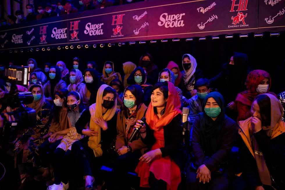 Jonge vrouwen wonen op 18 februari 2021 een opname bij van de televisieshow AfghanStar een show waarin muzikaal talent uit heel Afghanistan te zien is Vanwege de ernst van de bedreigingen die werden geuit tegen de zender TOLO TV doken juryleden en deelnemers onder tijdens de opnamen voor het seizoen