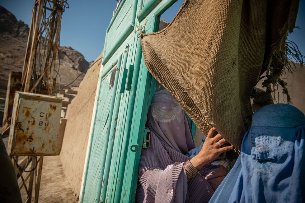 Nazdanamidden haar echtgenoot en zijn hele familie zijn afgelopen winter uit hun dorp gevlucht vanwege de gevechten Op 28 februari 2021 hadden ze onderdak gevonden in een vol huis in de buitenwijken vanKandahar de op een na grootste stad van Afghanistan die op 13 augustus handen van de Taliban viel