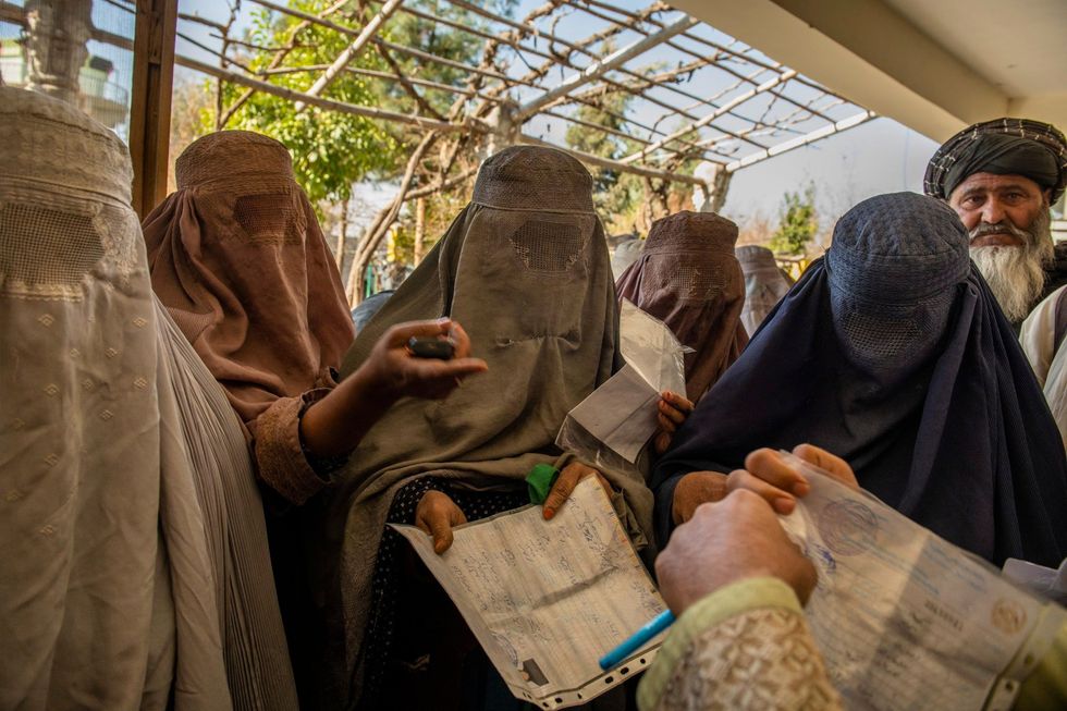 Op 1 maart 2021 staan vrouwen inKandaharin de rij om zich te registeren bij een bureau van het Afghaanse ministerie voor Vluchtelingen en Repatriring De meeste binnenlandse vluchtelingen die zich toen meldden kwamen uit de districtenArghandabenPanjwaye waar de Taliban al maanden oprukten