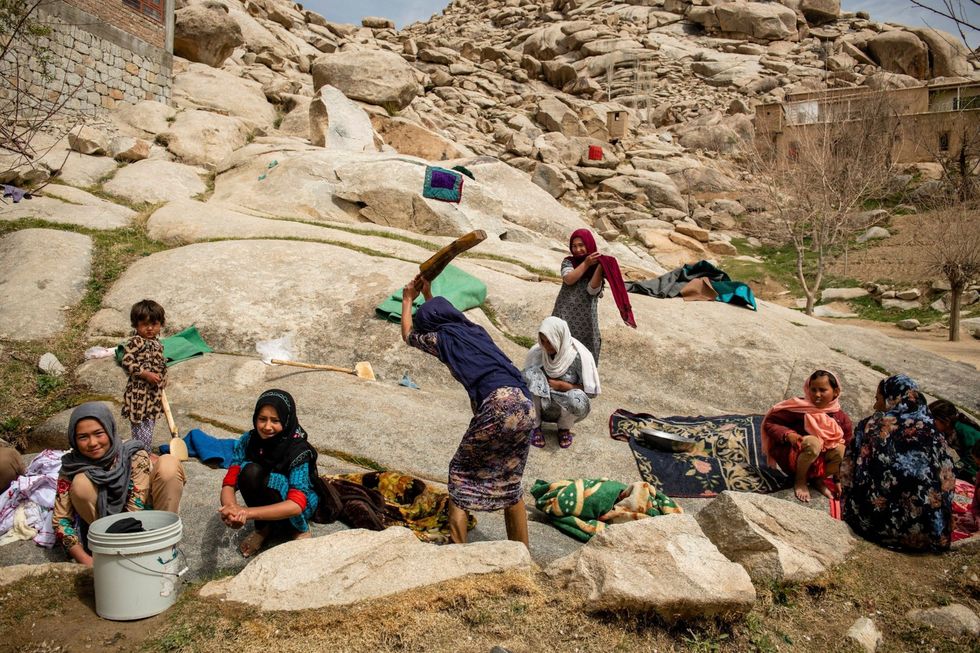 Vrouwen en meisjes komen buiten het dorpKohnaDehin het districtNilisamen om kleren dekens en ander textiel te wassen op de dag voorNoroez Deze traditie heetKhnetakn oftewel het huis opschudden