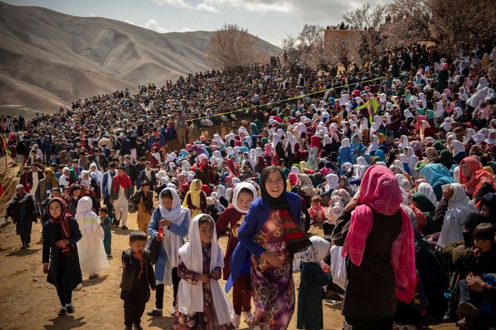 De eerste keer dat de Taliban aan de macht waren verboden ze de viering vanNoroez een in hun ogen heidense feestdag Afgelopen maart woonden duizenden mensen een viering bij in het dorpNalijin de provincieDykund