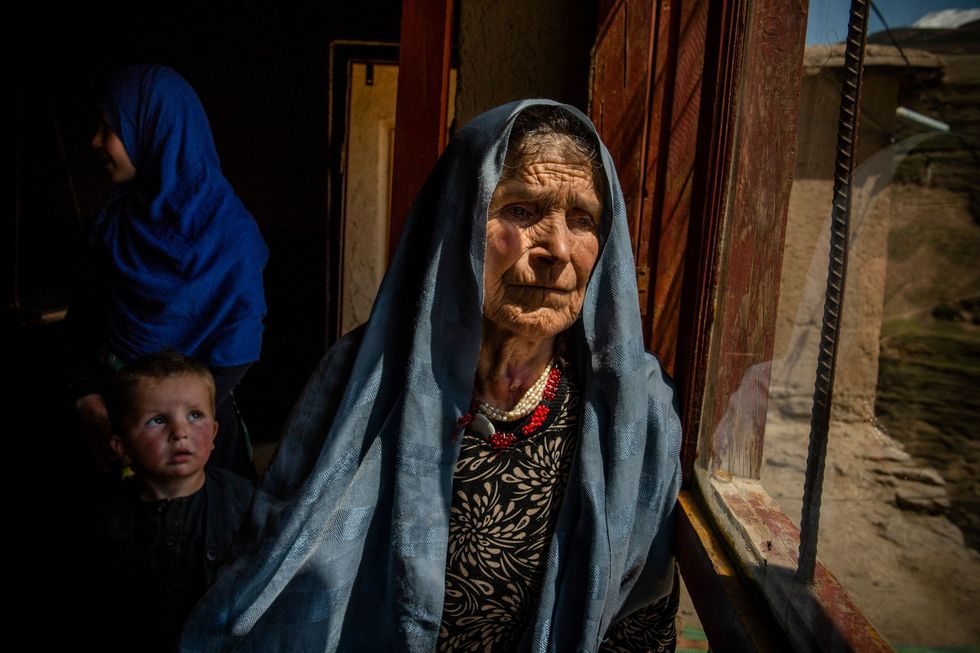 De 70jarige Hafiza kijkt uit het raam van het kleine huisje in de buurt van Faizabad waar zij heen vluchtte toen de Taliban in 2019 het dorp veroverden waar ze woonde Toen een van haar vier zoons zich bij de Taliban aansloot smeekte Hafiza zijn meerdere om hem naar huis terug te sturen Je hebt twee zoons aan de regering geschonken en een aan de antiTalibanstrijdkrachten antwoordde hij volgens haar Deze is voor ons
