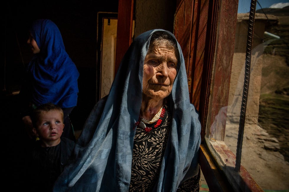 Hafiza De 70jarige Hafiza kijkt uit het raam van het kleine huisje in de buurt van Faizabad waar zij heen vluchtte toen de Taliban in 2019 het dorp veroverden waar ze woonde Toen een van haar vier zoons zich bij de Taliban aansloot smeekte Hafiza zijn meerdere om hem naar huis terug te sturen Je hebt twee zoons aan de regering geschonken en een aan de antiTalibanstrijdkrachten antwoordde hij volgens haar Deze is voor ons