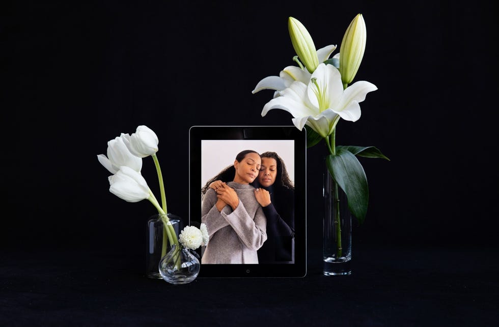 Connecticut, United States CONNECTICUT VERENIGDE STATENIn april 2020 verloren de zusters Dana Cobbs en Darcey CobbsLomax hun vader en grootmoeder van vaders kant aan COVID19 Evelyn Cobbs werd een dag na haar zoon Morgan in een ambulance naar het ziekenhuis gebracht en beide familieleden overleden een week na elkaar Fotografe Celeste Sloman nam dit virtuele portret van de zusters die vanwege de coronavirusmaatregelen vanaf een veilige afstand hun dierbaren vaarwel moesten zeggen