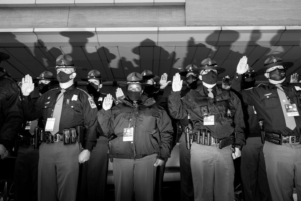 Police at Inauguration Op 19 januari komen agenten uit heel Amerika bijeen in het conferentiecentrum in Washington om een eed af te leggen voor hun werkzaamheden tijdens de presidentile inhuldiging de volgende dag Op de dag van de inauguratie waren duizenden agenten en militairen aanwezig om de machtsoverdracht goed te laten verlopen