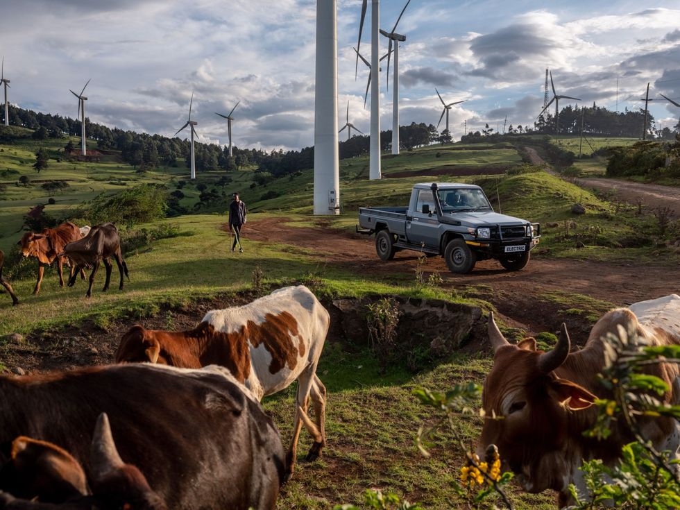 Een elektrisch omgebouwde Toyota Land Cruiser wordt getest in de Ngong Hills Wind Power Station in Kenia Hernieuwbare energiebronnen vormen nu meer dan tweederde van de energie in het land dat ambitieuze doelen heeft gesteld om de uitstoot van kooldioxide te verminderen Het vergroenen van het vervoer zou een grote stap zijn In Kenia worden de meeste autos vrachtwagens en motorfietsen gemporteerd als gebruikte voertuigen en rijden ze op gas of diesel
