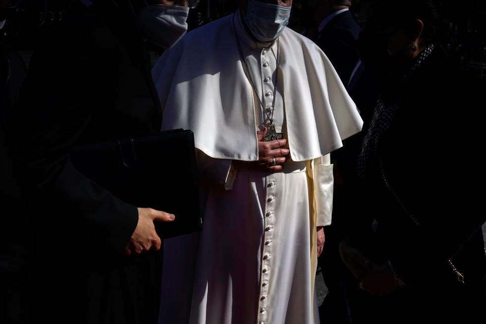 Vlak na de aankomst van Paus Franciscus in Irak op 5 maart wordt de hoogwaardigheidsbekleder verwelkomd in het presidentile paleis in Bagdad Franciscus is de eerste paus die Irak bezoekt Ik kom als een pelgrim als een pelgrim die boete doet en de Heer om vergeving en troost vraag na jaren van oorlog en terrorisme om God te smeken om harten te troosten en wonden te helen zei Franciscus in een groet aan het Iraakse volk voor zijn bezoek
