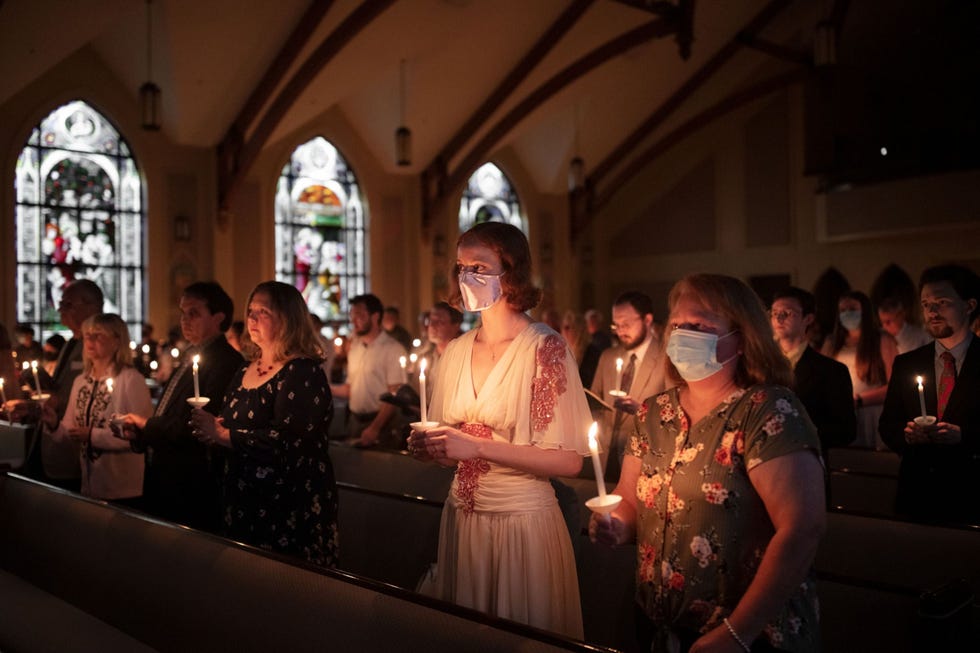 Alabama, United States ALABAMA VERENIGDE STATENKristiana Nicole Bell neemt deel aan een wake bij kaarslicht in de St Margaret of Scotland Catholic Church in Foley Alabama waar ze later die avond wordt gedoopt De dienst vond plaats op de avond vr Eerste Paasdag en werd door pater Paul Zohgby zowel in het Engels als Spaans voorgegaan Acht jaar geleden had de pater besloten dat het belangrijk was om Spaanse te leren zodat zijn zielenzorg ook ten goede kwam aan de groeiende immigrantengemeenschap uit LatijnsAmerika Tegen fotografe Natalie Keyssarzei Zohgby dat hij opgetogen was dat hij zijn gemeente weer persoonlijk kon toespreken nadat hij acht dagen met zware symptomen van COVID19 in het ziekenhuis had gelegen