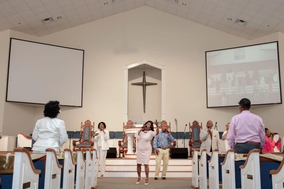 New Shiloh Missionary Baptist Church The New Shiloh Missionary Baptist Church in de plaats Mobile in Alabama hield op Paaszondag voor het eerst sinds het begin van de pandemie weer een dienst waarbij mensen aanwezig mochten zijn Predikant Clinton Johnson begon en eindigde de dienst met een oproep aan de leden van zijn gemeente om zich te laten vaccineren Je sterft aan het virus niet aan het vaccin zei hij