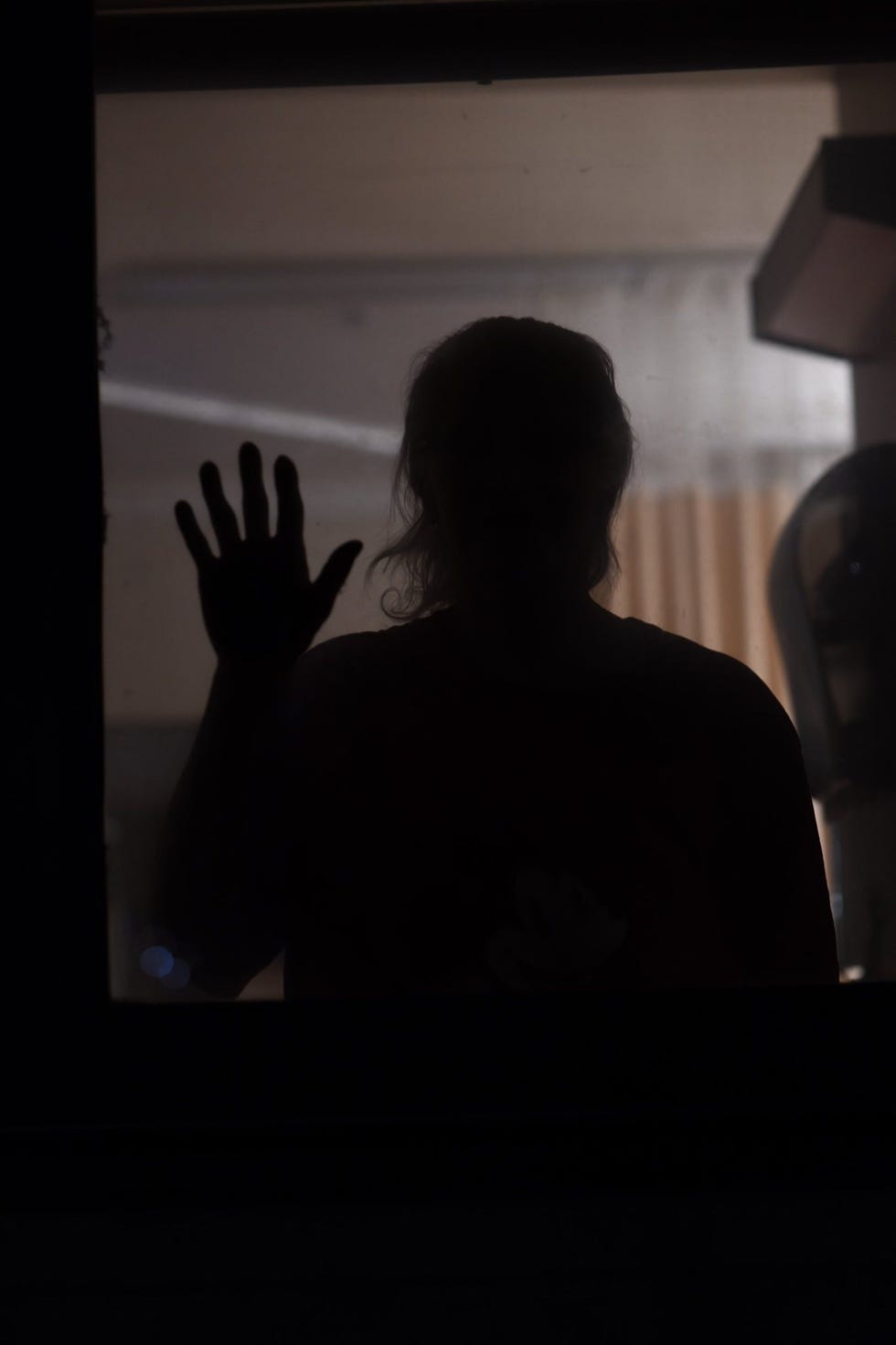 De 74jarige Donna Arthur gepensioneerd verpleegster en geestelijke staat bij het raam met haar hand op het glas Toen ze naar een verpleeghuis moest zochten haar dochter en zus in elke zorginstelling die ze bezochten naar een kamer met een raam Het is afschuwelijk om de hele tijd in je kamer opgesloten te zitten aldus Arthur Omdat ik in de medische wereld werkte wist ik dat ik ooit op een plek als deze terecht zou komen Als verpleegster realiseerde ik me al dat de geriatrische patinten zoveel te vertellen hadden maar niemand had tijd om naar ze te luisteren Bij Arthur hebben zich in de afgelopen maanden de eerste verschijnselen van dementie ontwikkeld