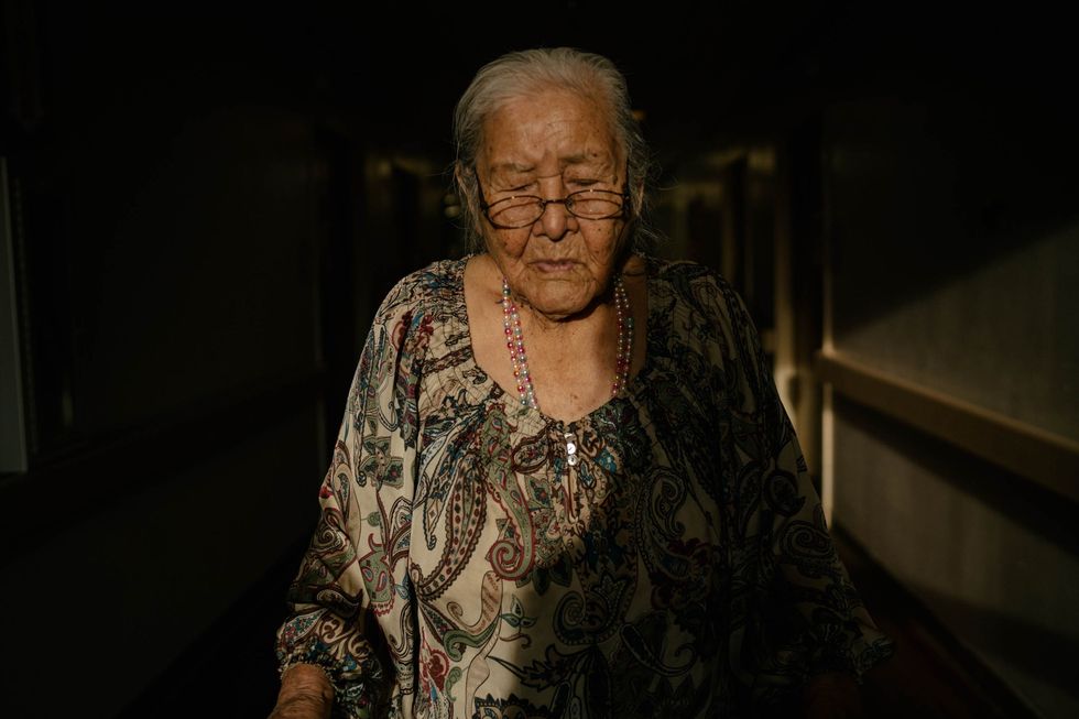 De 89jarige Annie Burnside loopt door de hal van de geheugenzorgunit