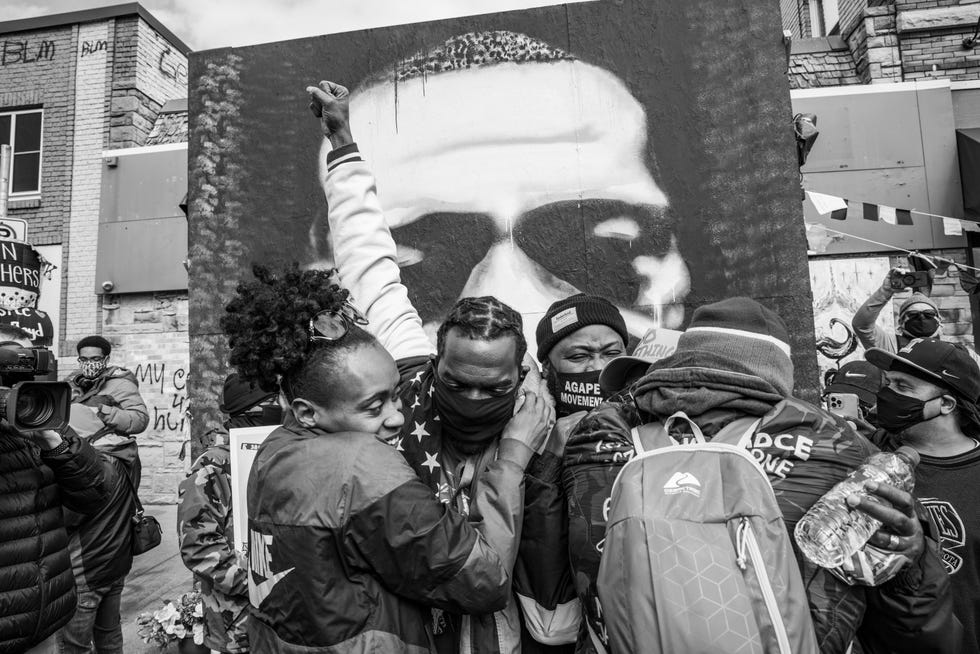 George Floyd Square Een menigte op het George Floyd Square in Minneapolis viert op 20 april de schuldigverklaring van voormalig agent Derek Chauvin Het vonnis kwam bijna een jaar nadat de dood van Floyd leidde tot internationale demonstraties tegen politiegeweld