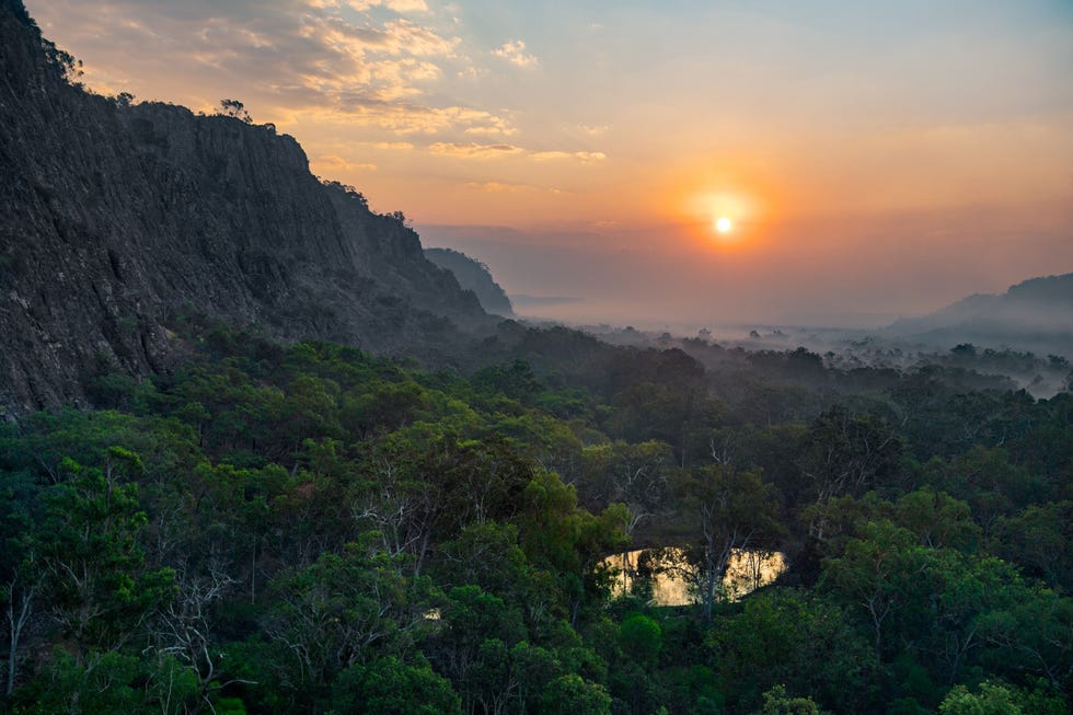 De rook van een beheerbrand hangt boven Arnhem Land in het noorden van Australi Dit gebied wordt al tienduizenden jaren bewoond door Aboriginals die het landschap beheren door in het vroege droge seizoen grasland en struikgewas gericht af te branden om te voorkomen dat in het late droge seizoen wanneer het warmer en nog droger is hevige bosbranden zullen uitbreken