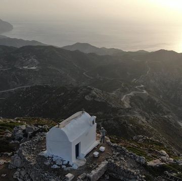 een witte kapel op de top van mount profitis ilias op karpathos