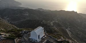een witte kapel op de top van mount profitis ilias op karpathos