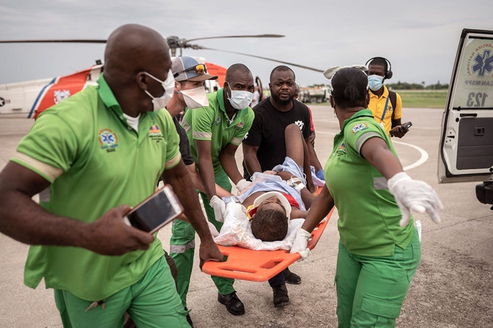 Haiti Earthquake Rescue De aardbeving met een kracht van 72 die op 14 augustus Hati trof leidde tot grote verwoestingen en ruim 2200 doden Dit kind werd door de US Coast Guard met een helikopter uit de stad Jeremie naar het ziekenhuis in PortauPrince vervoerd