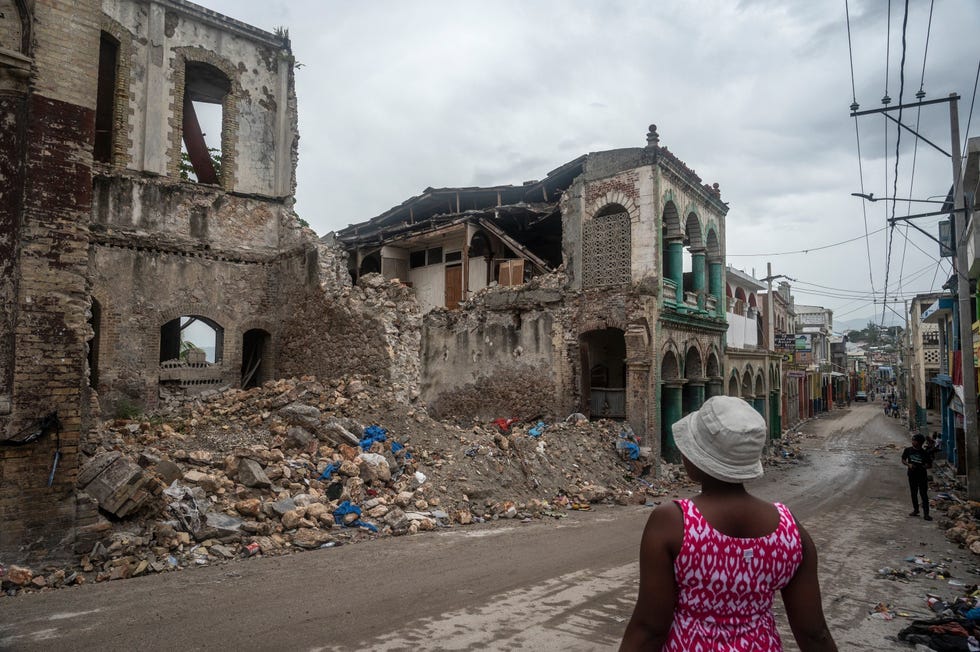 In de stad Jeremie stortten tijdens de aardbeving veel koloniale gebouwen in Het Caribische land met een lange geschiedenis van politieke onrust en instabiliteit kreeg te maken met een aaneenschakeling van natuurrampen waaronder een aardbeving in 2010 waarbij meer dan 300000 doden vielen en grote delen van PortauPrince werden verwoest