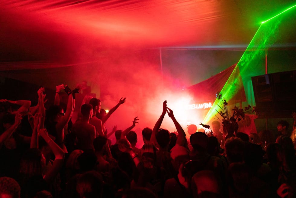 Feestgangers worden in augustus in rook en gekleurd licht gehuld op een dancefeest in de open lucht in Berlijn Vr september volstond een negatieve coronatest van dezelfde dag om muziekoptredens en andere publieke bijeenkomsten bij te wonen De stad bood iedereen gratis tests aan en bij gelegenheden waar ze nodig waren werden mobiele teststraten opgezet Nu het aantal COVIDgevallen weer toeneemt komen er weer strengere maatregelen aan zoals een lager aantal toegestane bezoekers bij nachtclubs en bewijs van een negatief testresultaat om binnen te komen