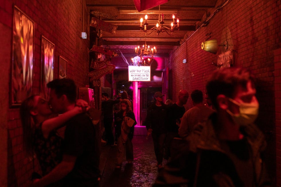 Berlin, Germany BERLIJN DUITSLANDFeestgangers in Berlijn staan op 28 augustus in een gang van de Ritter Butzke een befaamde club voor elektronische muziek De Ritter Butzke dat onlangs door de regering werd aangewezen als een Duitse culturele instelling kreeg net als andere clubs met buitenruimtes afgelopen zomer toestemming om weer open te gaan Er gelden nog wel enkele coronamaatregelen door middel van bordjes worden gasten aangespoord om mondkapjes te dragen en niet te drinken op de dansvloer