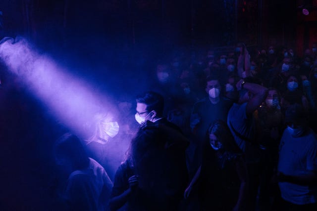 Feestgangers dansen op 29 augustus 2021 onder licht en rook in de Ritter Butzke in Berlijn Ritter Butzke is een van de beroemde nachtclubs van Berlijn Tijdens de pandemie werden alle clubs gesloten en kwamen de werknemers op straat te staan maar afgelopen zomer kregen clubs met buitenruimten toestemming om onder voorwaarden weer open te gaan Een van die voorwaarden was dat de clubs het bezoekersaantal moesten bijhouden om aan de steeds veranderende regelgeving te voldoen