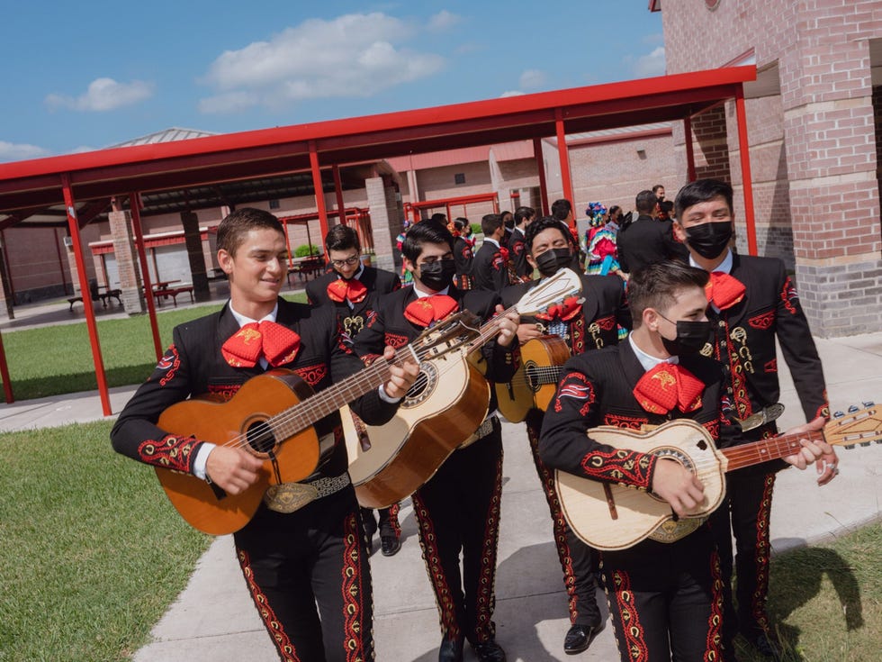 Mariachi Na een jaar lang online te hebben gerepeteerd traden de leden van de mariachiband van de Sharyland High School in Mission in de staat Texas voor het eerst op tijdens de Mexicaanse onafhankelijkheidsdag op 16 september De dag met achtereenvolgende optredens op verschillende scholen was uitputtend maar de leden genoten ervan dat ze eindelijk samen konden spelen voor een echt publiek