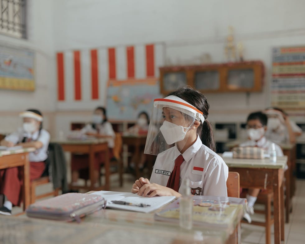 End of Summer Leerlingen in de Indonesische hoofdstad Jakarta mochten in september weer naar school Een mondkapje is verplicht en ze moeten zich houden aan strenge voorschriften Er werd besloten tot deze stap omdat de leerprestaties terugliepen tijdens de pandemie vertelde de voormalige minister van onderwijs van het land Nadiem Makarim Veel kinderen zijn met school gestopt met name meisjes