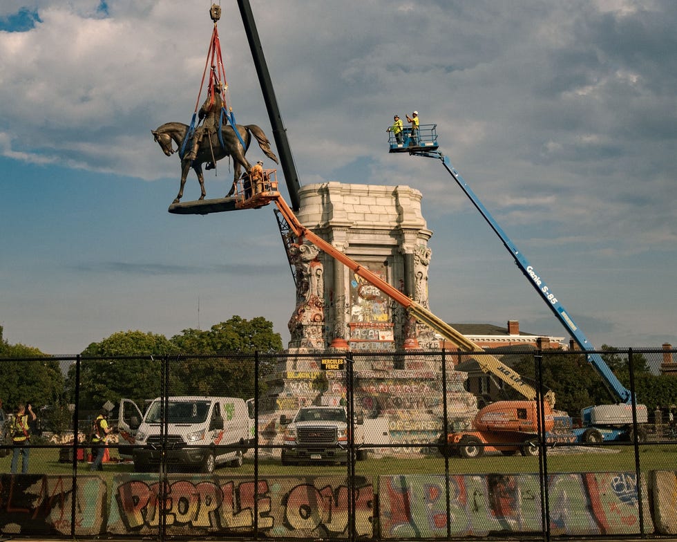 Statue of a Confederate Op 8 september wordt een standbeeld van generaal Robert E Lee van de geconfedereerden van zijn voetstuk gehesen in Richmond in de Amerikaanse staat Virginia Het 12 ton zware standbeeld stond sinds 1890 hoog boven Monument Avenue De verwijdering van het beeld naar aanleiding van een vonnis van het hooggerechtshof van de staat werd met vreugde begroet door een menigte mensen die getuige wilde zijn van het gedenkwaardige moment
