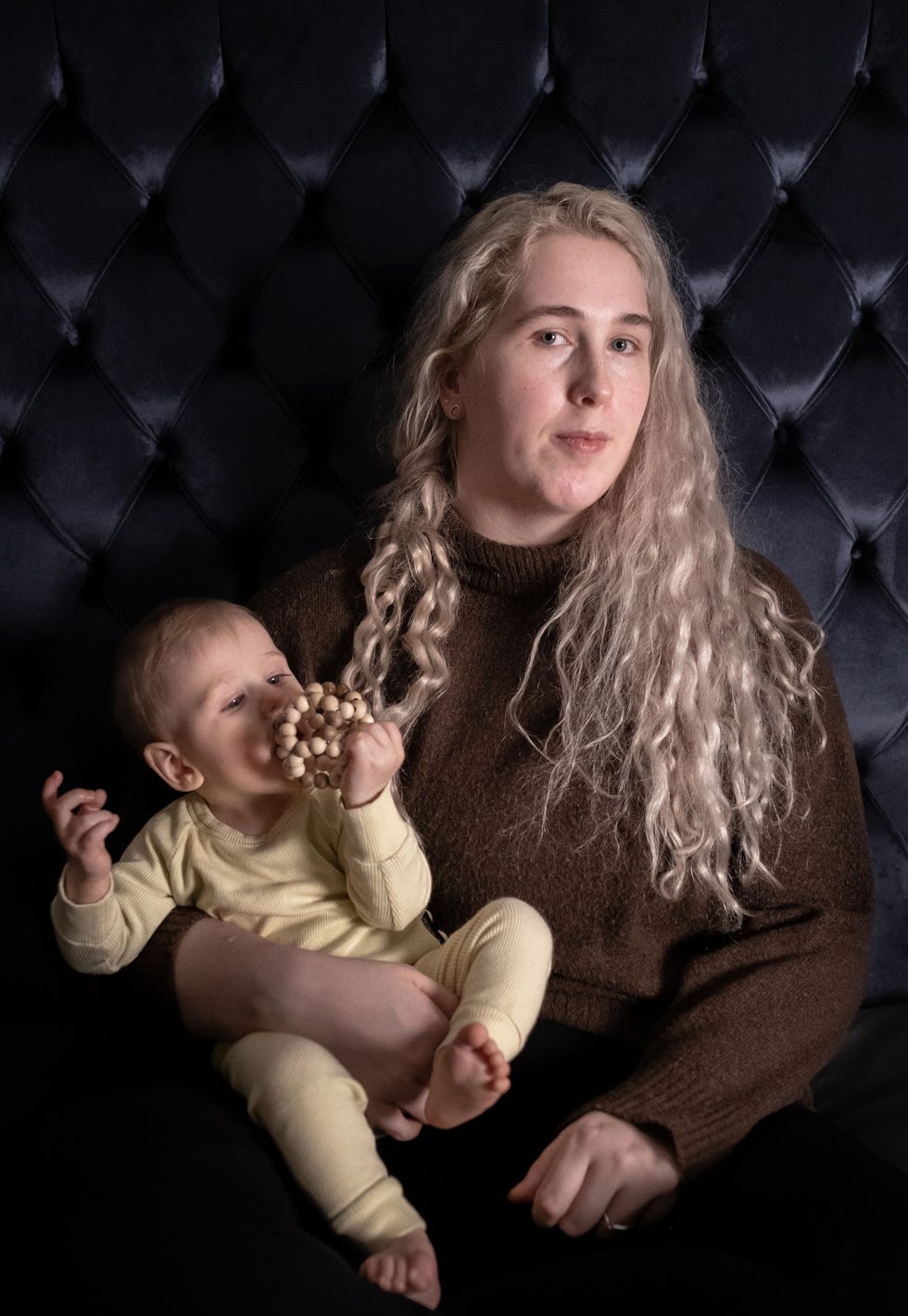 Lilja Karen Kjartansdttir houdt haar zoon Juli Antonio Aronsson vast Aan het begin van de pandemie studeerde Kjartansdttir toerisme om een baan te krijgen in de zeer populaire reisbranche in IJsland Toen de pandemie losbarstte besloten zij en haar partner Aron om voor een tweede kind te gaan