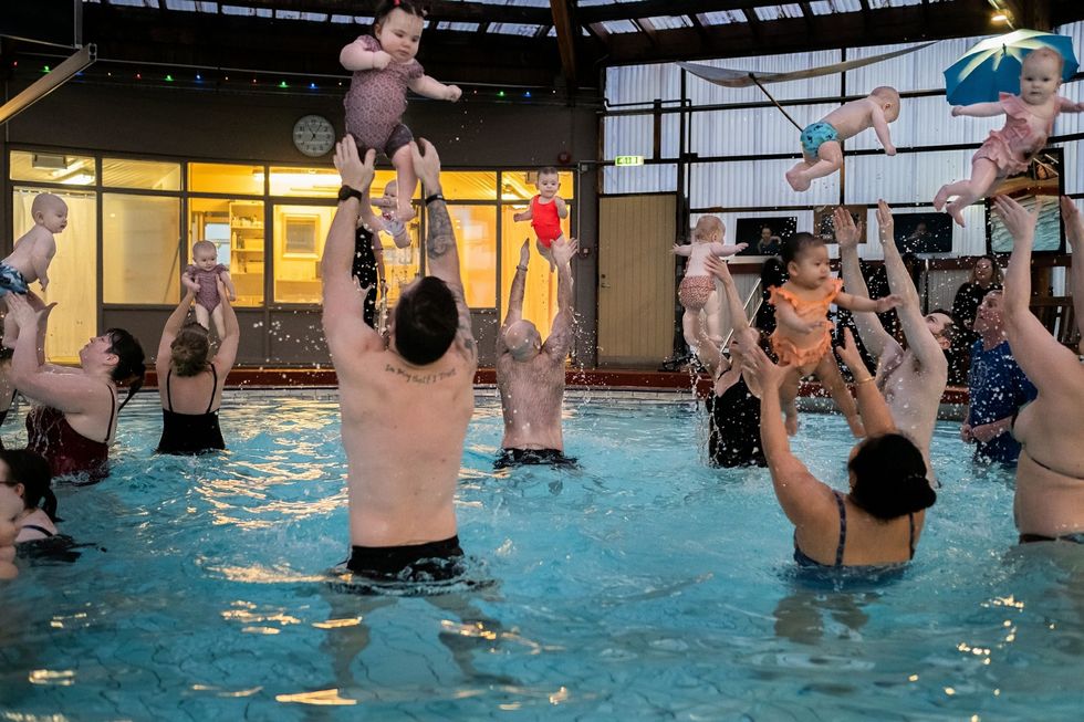 Snorri Magnsson begon in 1990 met het geven van zwemlessen voor babys Nu geeft hij drie keer per dag zes dagen per week les in een zwembad in Mosfellsbaer vijftien minuten ten noorden van Reykjavik Zijn jonge pupillen zijn tussen de 25 en 12 maanden oud