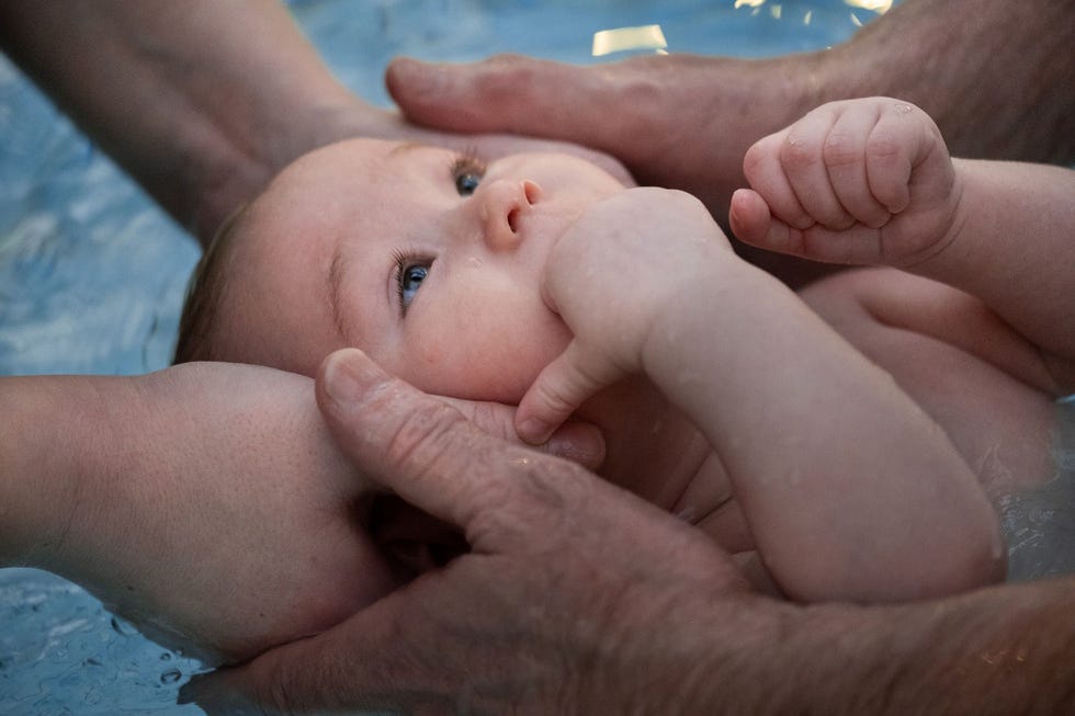 Volgens Magnsson is zwemmen eigenlijk maar een klein onderdeel van zijn lessen  de interacties tussen de babys en hun ouders en de vreugde om in het water te zijn het belangrijkst voor hem Vijf van de ouders in zijn klas zijn zelf als baby bij hem geweest Sommigen leggen lange afstanden af om zijn lessen bij te wonen