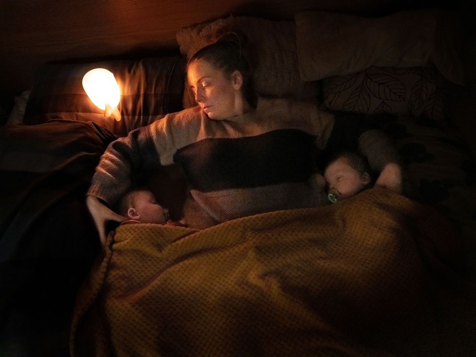 Gumundsdttir legt haar tweeling op bed voor een dutje een van de twee dutjes per dag Deze keer doet hun moeder mee om ervoor te zorgen dat ze genoeg slaap krijgen om de dag door te komen In 2021 zijn er in IJsland meer babys geboren dan in enig ander jaar in het afgelopen decennium