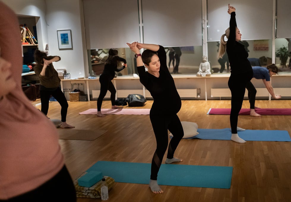 Zwangerschapsyoga is een van de populairste cursussen die in de studio van Auur Bjarnadottirs in Reykjavik worden gegeven Op een donderdagavond geeft Marta Karen Kristjnsdttir yogales aan een groepje van negen zwangere vrouwen Zelf is ze zwanger van haar eerste kind dat in februari 2022 wordt verwacht
