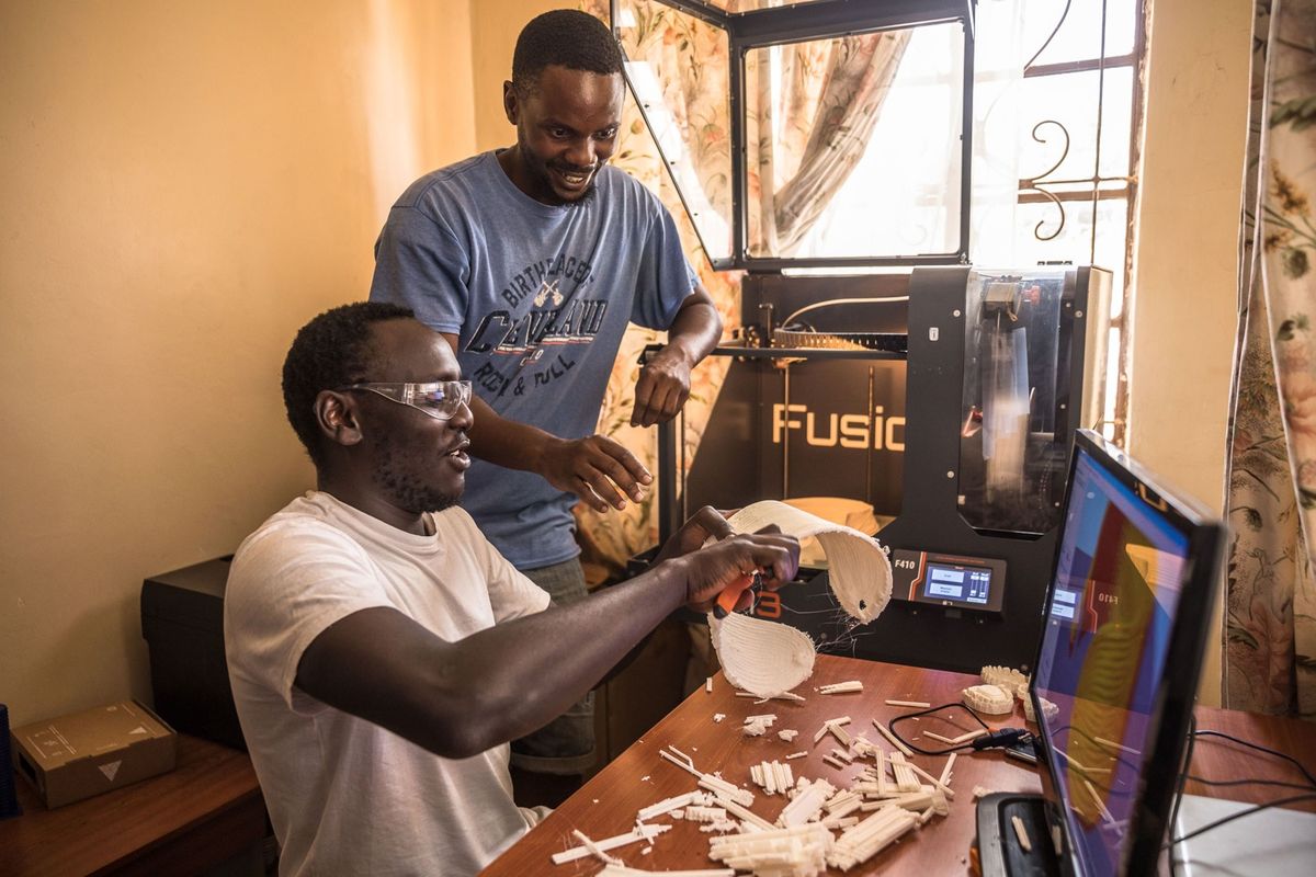 Dennis Poriot links en Steve Onyiro leggen de laatste hand aan een ceintuur van de Keniaanse Kambastam die met een 3Dprinter is vervaardigd Het museumstuk maakt deel uit van een initiatief om replicas te maken van voorwerpen die in Duitse musea worden bewaard