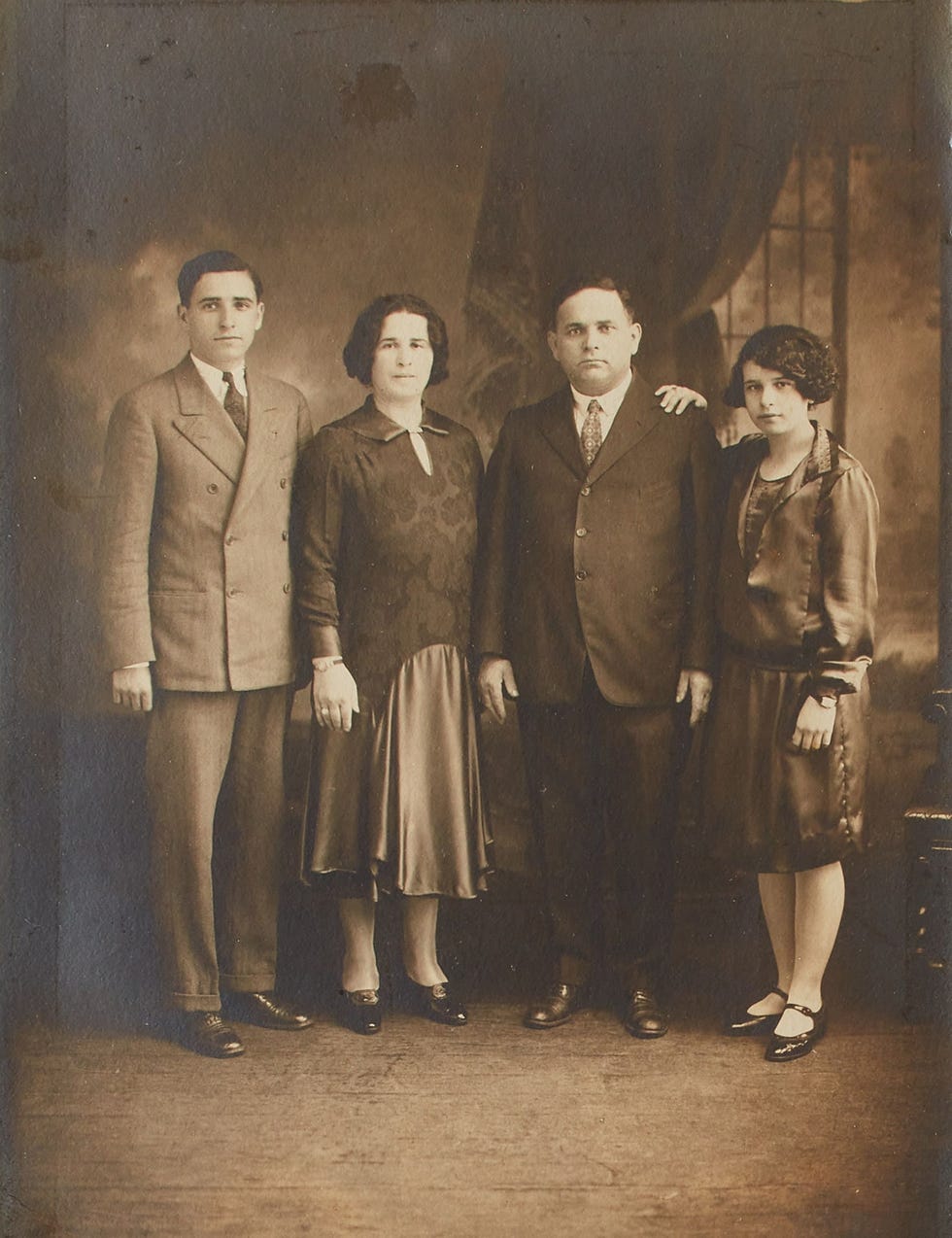 Barnet Yudin links vluchtte in 1906 uit Rusland en ging naar de Verenigde Staten Daar verkocht hij verf vanaf een kar om uiteindelijk een verfwinkel te openen in Belleville New Jersey Volgens een ondersteunende verklaring verdiende hij 125 dollar per week