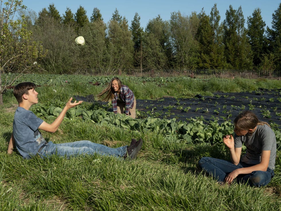 De drie kinderen van het gezinKaiser genieten van het werk en het spelen op de familieboerderij Lucas gooit een kool moeder Elizabeth wiedt onkruid en Annalisa leert een rups kennen