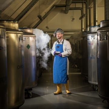 dominik-lermen In de Duitse Umweltprobenbank des Bundes UPB staat Dominik Lermen tussen de cryotanks waarin duizenden flesjes met bloed en urinemonsters liggen opgeslagen De wetenschapper van het FraunhoferInstitut fr Biomedische Technik heeft de leiding over het team van de Duitse milieudienst het Umweltbundesamt dat elk jaar monsters bij vrijwilligers uitsluitend studenten afneemt en voor onderzoek opslaat