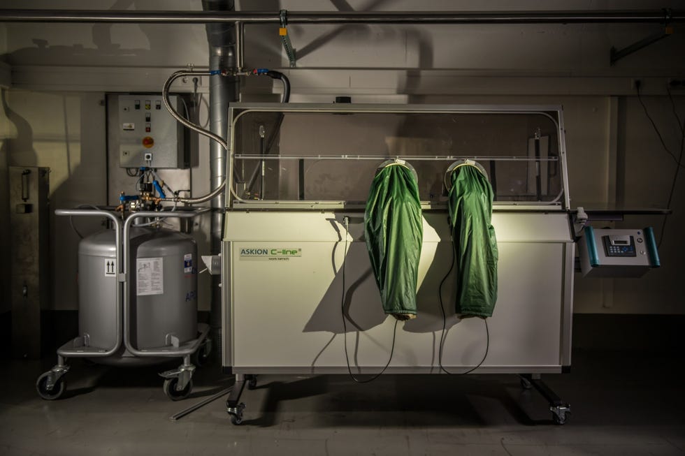 Op een cryotechnische werkplaats kunnen de monsters worden gecontroleerd en geanalyseerd zonder dat de koudeketen wordt onderbroken waarin ze worden bewaard Dat is essentieel om de monsters als een onaangetast archief en op zeer lange termijn te kunnen bewaren