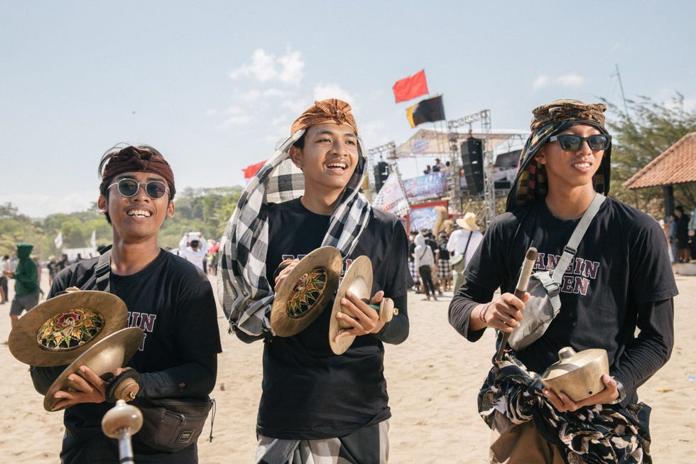 Een groepje muzikanten vormt een traditioneel gamelanorkest tijdens het Bali Kite Festival dat sinds de oprichting in 1978 bijna ieder jaar is gehouden Tijdens de wedstrijd wordt regelmatig gamelanmuziek ten gehore gebracht om de spanning voor de vliegeraars te verhogen
