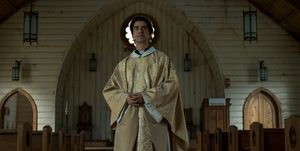 midnight mass l to r hamish linklater as father paul in episode 101 of midnight mass cr eike schroternetflix 2021