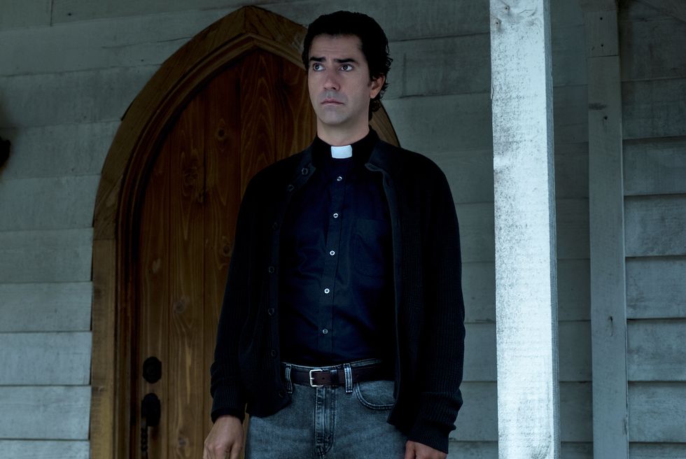 midnight mass l to r hamish linklater as father paul in episode 106 of midnight mass cr eike schroternetflix © 2021