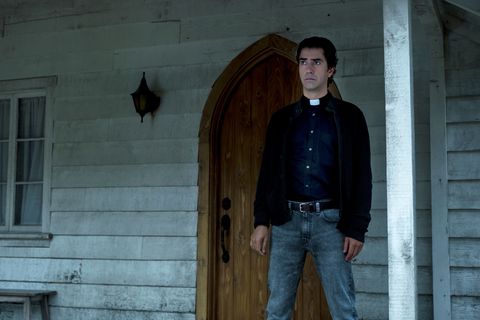 midnight mass l to r hamish linklater as father paul in episode 106 of midnight mass cr eike schroternetflix © 2021