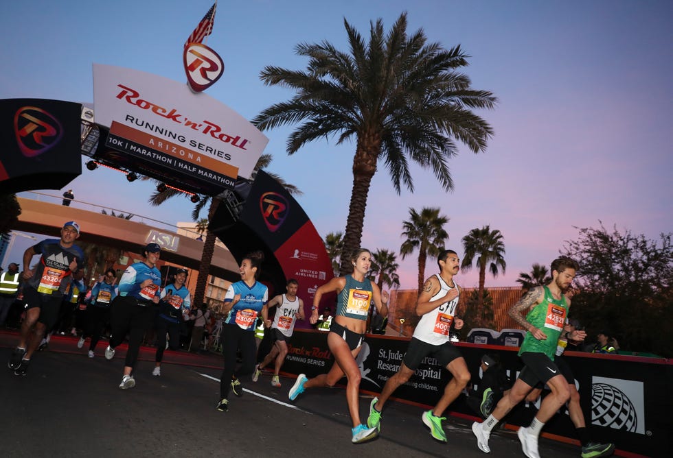 tempe, arizona january 16 runners start the rock n roll 10k on january 16, 2022 in tempe, arizona photo by meg oliphantgetty images for rock n roll marathon