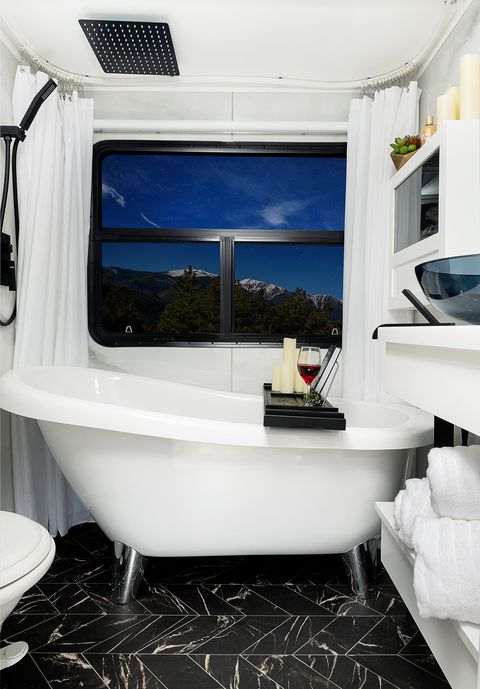 bathroom with tub