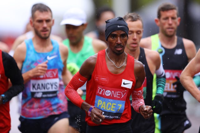 mo farah ejerciendo de liebre en el maratón de londres 2020