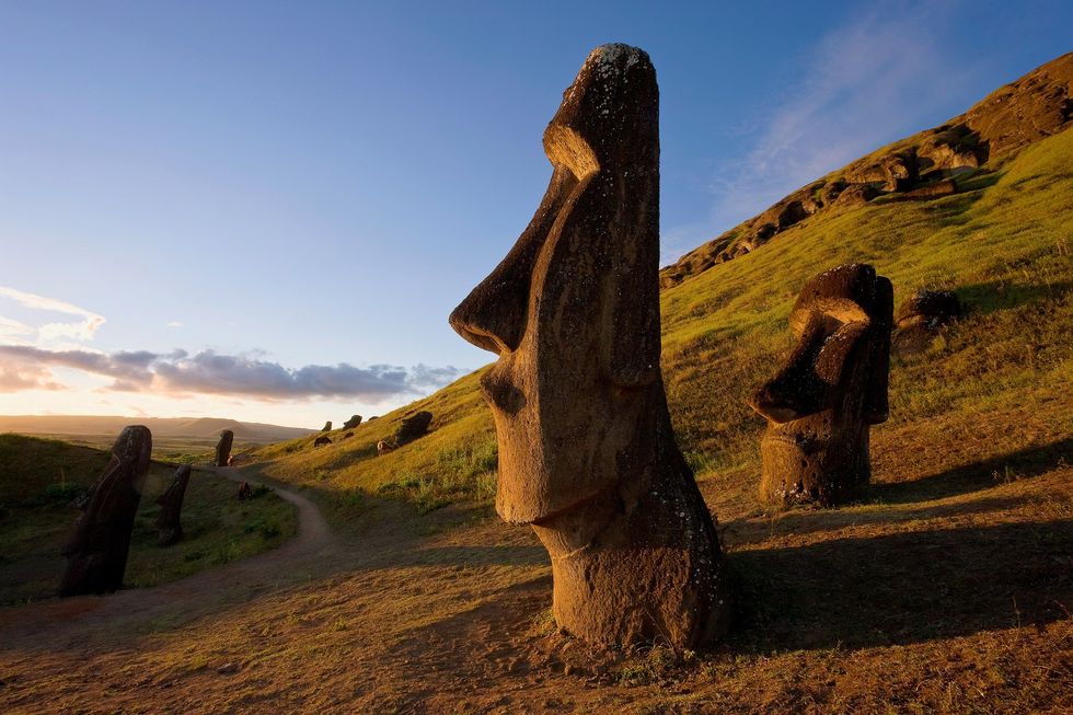 Bijna de helft van de moaibeelden van Paaseiland in verschillende grootten en stadia van voltooiing liggen verspreid over deze steengroeve
