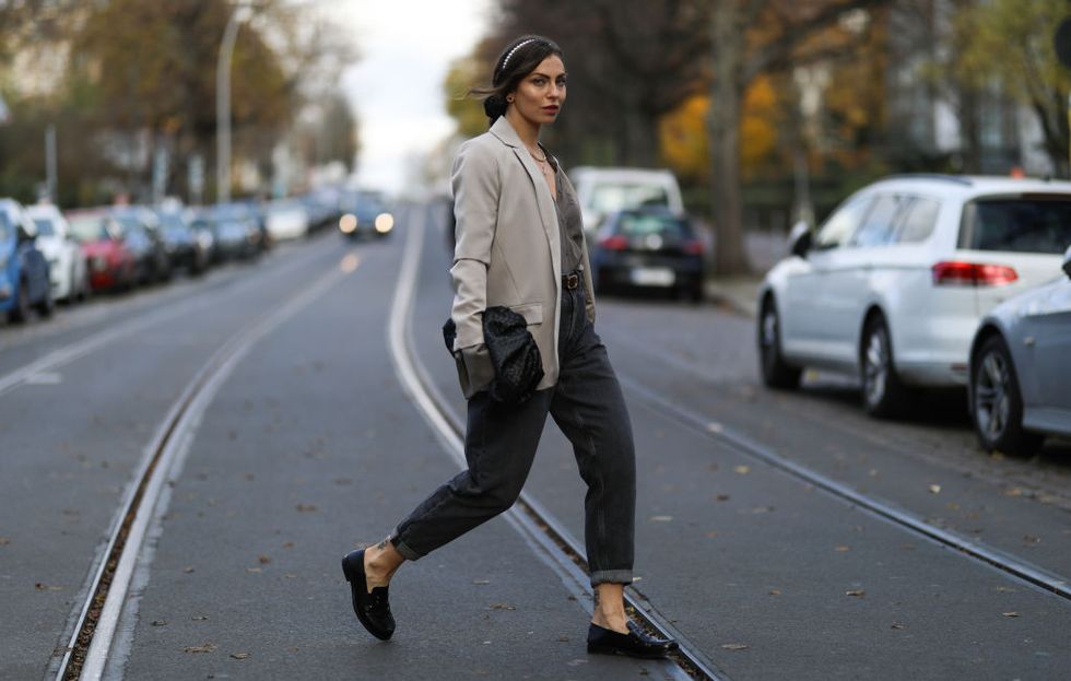 en el street style de berlín maria astor lleva mocasines de  maison margiela año 2020