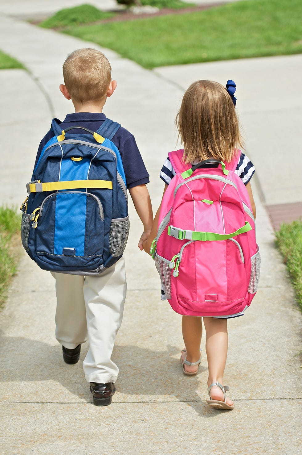 niños con mochila yendo al colegio